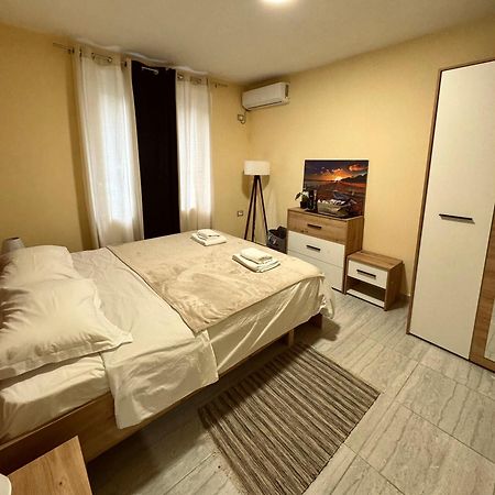 Urban Apartment In Blloku Тирана Экстерьер фото